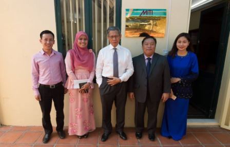 YB Dato Sri Mustapa Mohamed with MITI Hanoi staff