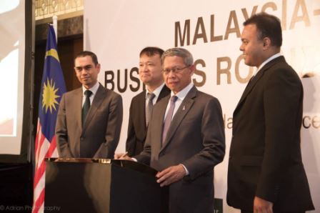 YB Dato’ Sri Mustapa Mohamed signed the plaque to officiate the opening of MITI Hanoi Office