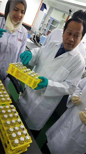 Lawatan Industri Bersama YBTM (Industri) MITI ke Laboratori Perkhidmatan Halal, Institut Penyelidikan Produk Halal, UPM